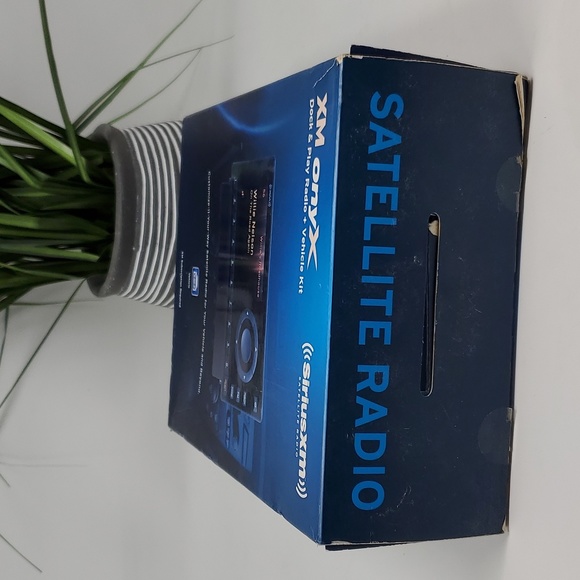 Sirius XM Satellite Radio XM Onyx XDNX1V1 XM Radio + Vehicle Kit New Open Box - Picture 4 of 12